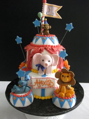 Circus Birthday Cakes on Circus Theme Birthday Cake And Cupcakes