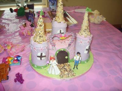 Disney Princess Birthday Cakes on Disney Princess Castle Cake