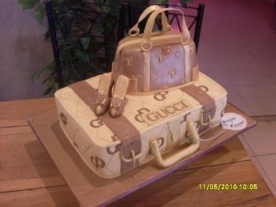 Awesome Birthday Cakes on Gucci Suitcase And Louis Vuitton Handbag Model Cake