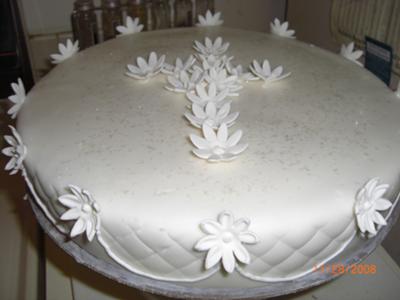 White Cross and Daisy Cake